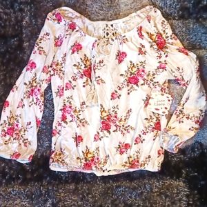 Pretty floral top- brand new